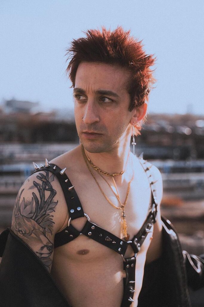 photo du chanteur du groupe de métal francais Ashen portant le harnais a pic de la fessée artisanale