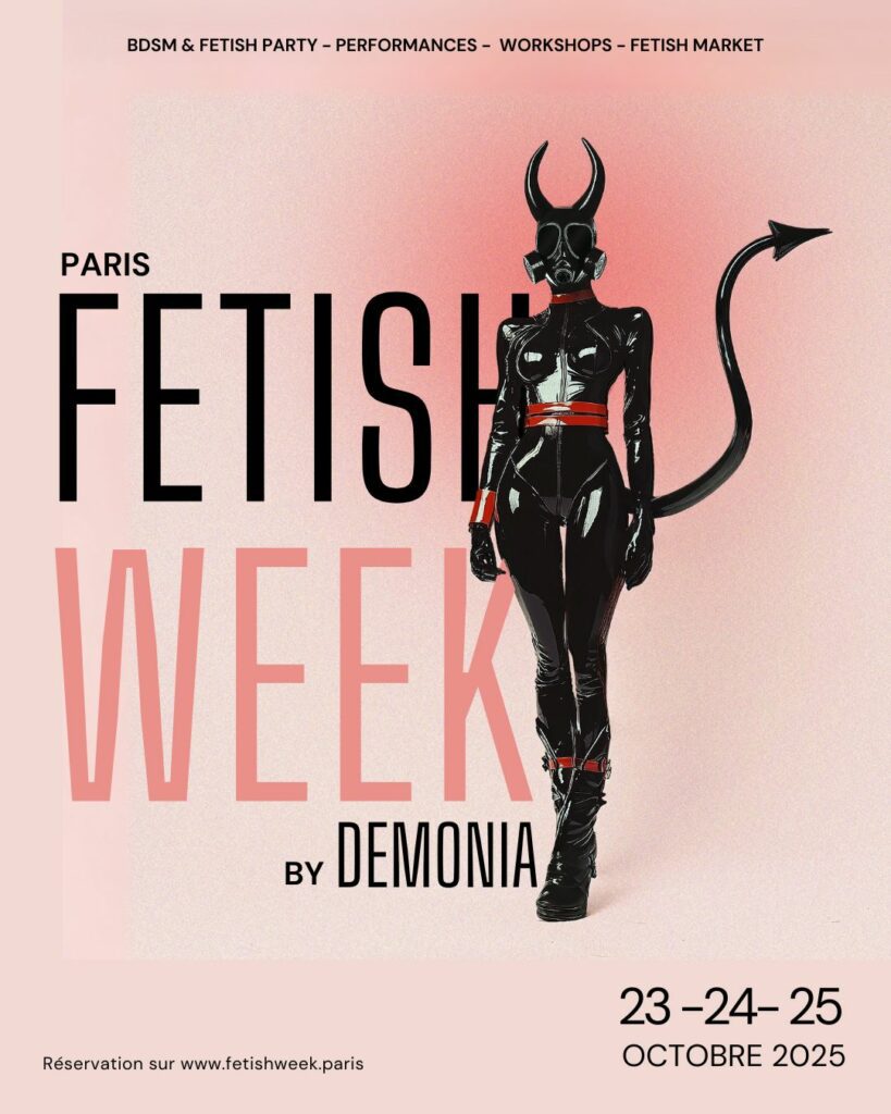 Affiche de la Paris Fetish Week de Dèmonia. L'image montre une créature diabolique doté d'un masque a gaz avec des cornes et une longue queue tout en latex noir