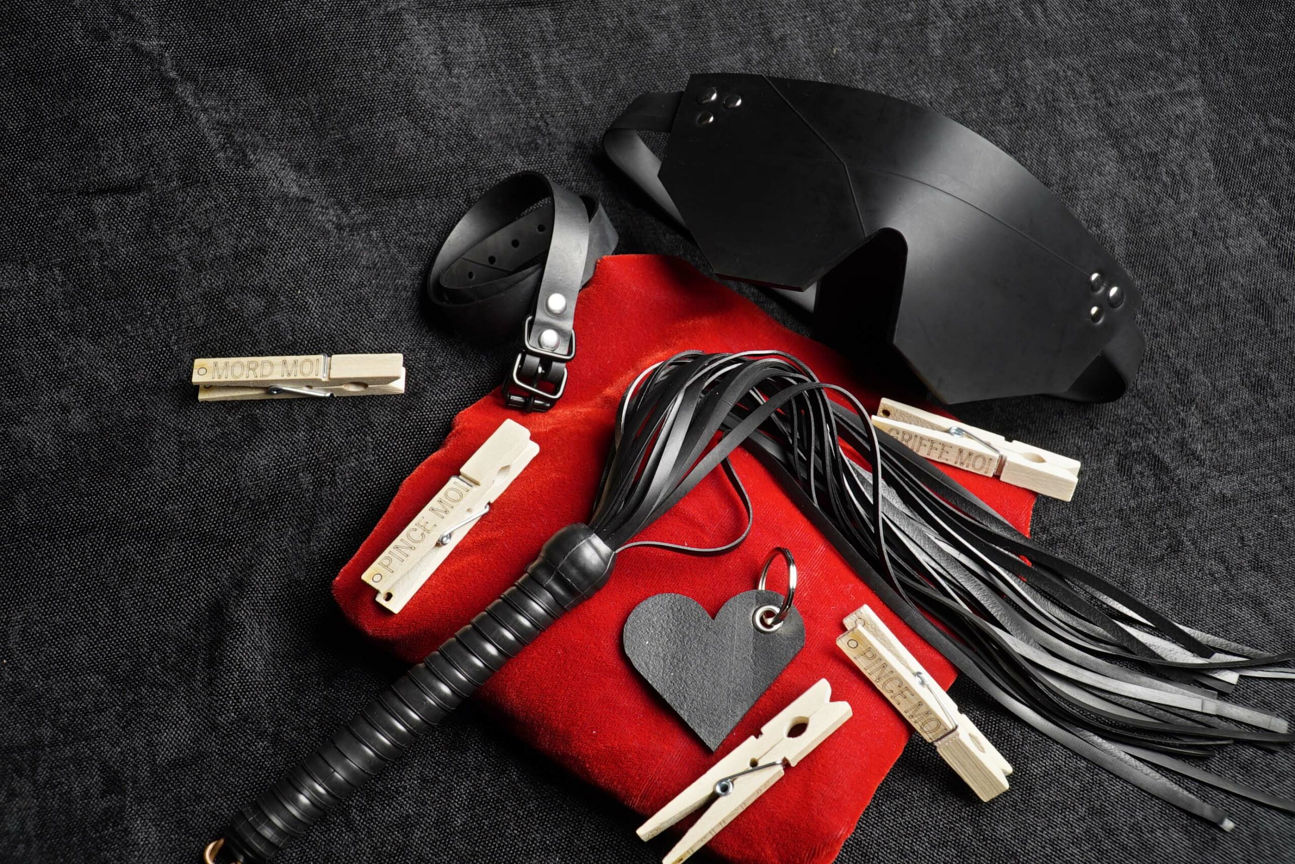 Pack "Dévoué" pack Dévoué de la Fessée Artisanale, contenant un martinet Martiny, un masque Shine your night, une sangle magique, 5 pinces a messages et un porte clef caoutchouc cœur