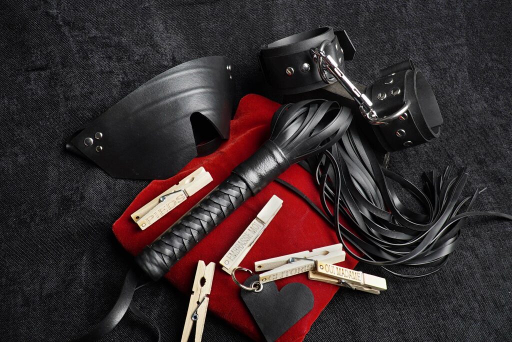 Pack "Affranchi" pack Affranchi contenant un martinet Epona, un masque Shine your night, une paire de menottes, 5 pinces a messages et un porte clef caoutchouc coeur